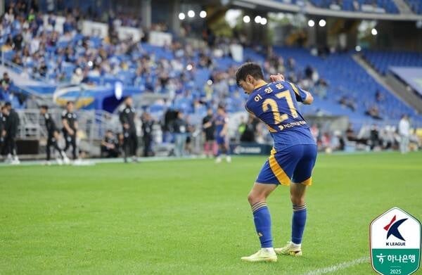 '골프 세리머니' 이청용, 6년 동행 울산과 결별… "이성적 행동 했어야"