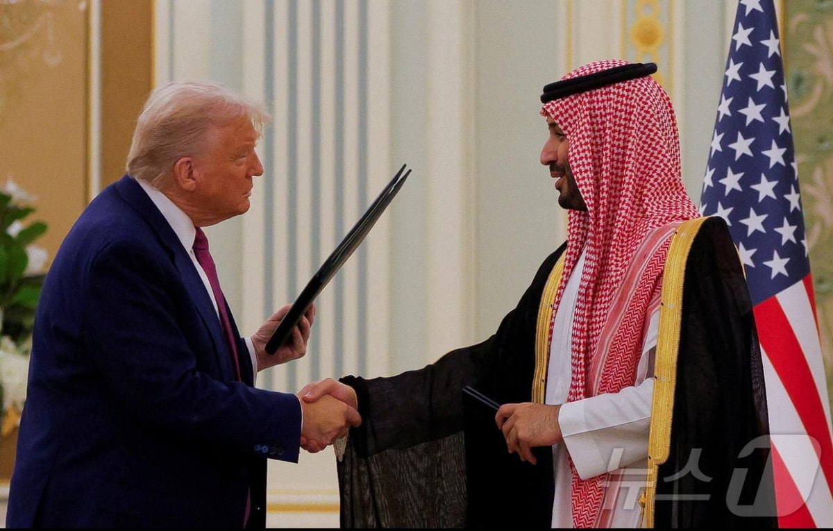 President Trump and Prince Mohamed Bin Salman sign⁤ an agreement.