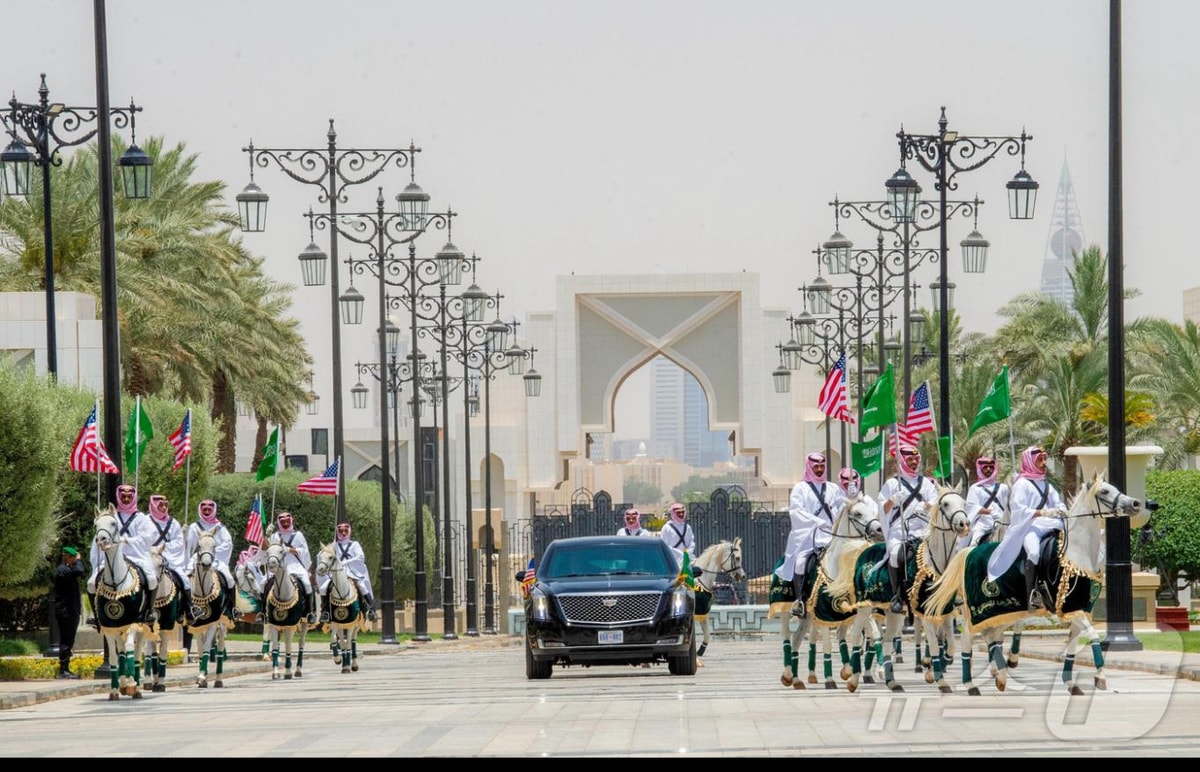 Saudi cavalry escorts President Trump's motorcade.