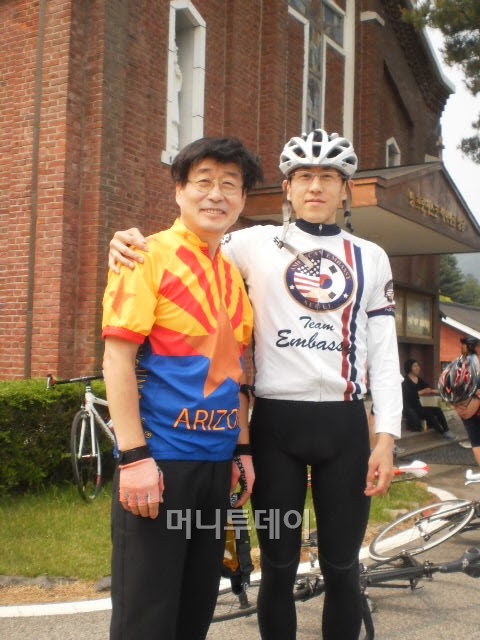 ▲ 아들 김신한(33)과 잠시 휴식을 취한 수안보 한 성당에서