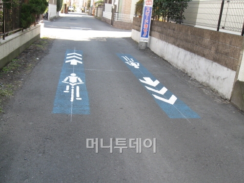 ▲ 동네 골목의 자전거 마크(일본 고다이라 시 홈페이지)