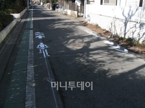 ▲ 동네 골목의 자전거 마크(일본 고다이라 시 홈페이지)