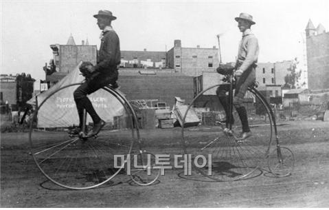 ▲ 하이휠에 오른 신사들(1886년). 서구 국가에서 1970-1980년대는 하이휠의 시대였다. 지역마다 단체 라이딩을 목적으로 동호회가 결성되었고, 회원들은 유니폼을 맞춰 입었다. / 출처 : ‘Two gentlemen ride penny-farthings in Los Angeles’, LA공공도서관, 1886.
