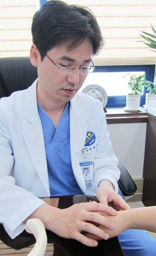 [안형권의 관절이야기] 팔꿈치 관절의 적, 상완골 외상과염. 테니스엘보!