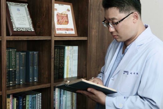[이성환의 한방탈모치료이야기⑤] 탈모 부추기는 지루성 두피염, 초기에 잡아야 한다