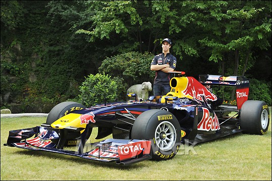 [MW사진] 레드불 F1 머신 'RB7'과 F1 드라이버 안토니오 펠릭스 다 코스타