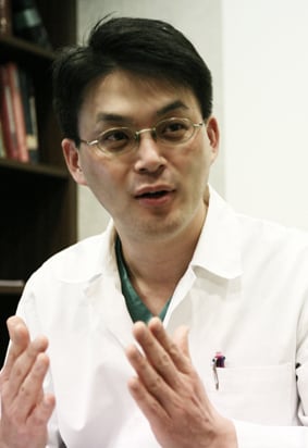 [윤인모 원장과 함께 만드는 美⑧] 간단한 쌍꺼풀 수술? 적합한 수술법 결정이 중요