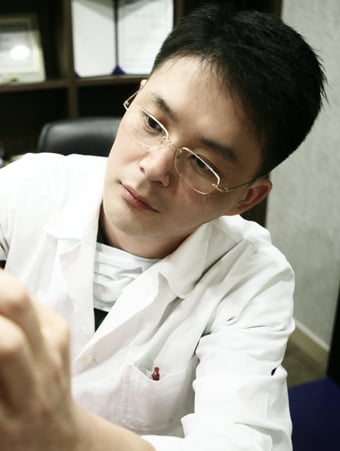 [윤인모 원장과 함께 만드는 美⑨] 노안의 상징 팔자주름? 맞춤 필러시술로 동안 만들기!
