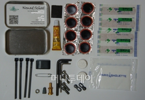 ▲ 서바이벌 키트의 구성물