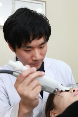 [이해웅원장의 똑똑한 피부 가꾸기①] 여드름이 남기고 간 흉터와 넓은 모공, 해결책은?