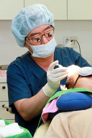▲김시영 원장 시술장면
