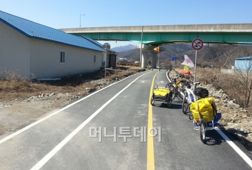↑자전거 비박을 위해 트레일러와 함께 했다. 자전거 백팩킹이라면 이마저도 필요 없을 것이다.