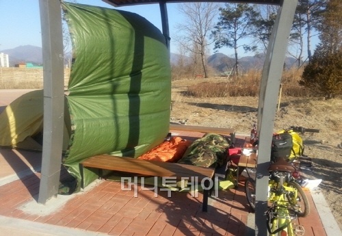 ↑자라섬 끝자락에 조촐한 비박 캠프를 틀었다.