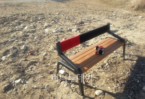 ↑아이들이 놀고 떠난 듯 해맑은 웃음소리가 생생하다. 뜨개실이 돌에 체온을 전하고 있다.