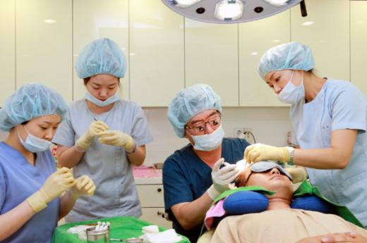 ▲김시영 원장의 모발이식수술 시술장면(제공=임피리얼팰리스 모발이식센터)