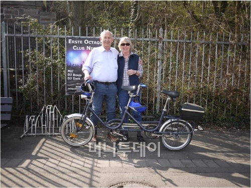 ↑유럽에서는 단독주택 차고나 아파트 주차시설이 발전해 2인용자전거를 많이 탄다(탄뎀바이크를 즐기는 독일 코데스 요하네스 부부).