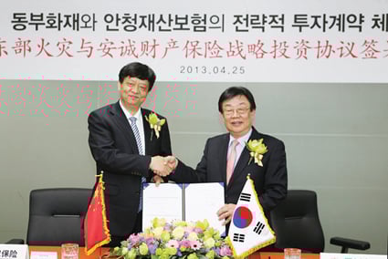 김정남 동부화재 사장(오른쪽)이 지난 4월25일 서울 대치동 동부금융센터에서 화유생 안청손해보험사 이사장과 지분 인수계약을 체결하고 있다. 