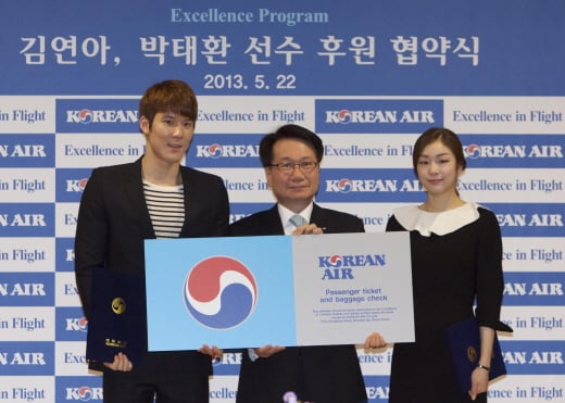 22일 오후 서울 공항동 대한항공 본사에서 열린 ‘엑셀런스 프로그램 후원 연장 협약식’에서 지창훈 총괄사장(가운데)을 비롯한 김연아 선수, 박태환 선수가 기념 촬영을 하고 있다.
