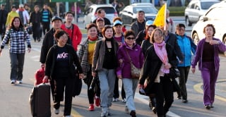 (사진=인천 뉴스1 신창원 기자)중국 노동절을 앞둔 지난달 26일 한국을 찾은 중국인 관광객들.