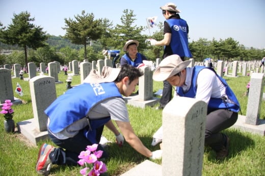 지난 30일 국립현충원을 찾은 한진 임직원들이 순국선열에 대한 경건한 마음으로 봉사활동을 하고 있다.