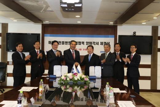 지난달 31일 고재호 대우조선해양 사장(오른쪽에서 4번째)과 이상호 한국남부발전 사장(오른쪽에서 5번째), 양사 관계자들이 부유식 발전소 사업을 위한 양해각서를 체결하고 기념촬영을 하고 있다.
