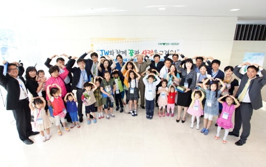 ‘서울 서초동 신사옥 이전 1주년을 기념해 개최된 ’JW가족 어린이 그림그리기 대회‘에 참가한 임직원과 가족들이 기념촬영을 하고 있다.