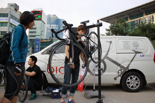 자전거를 점검하는 녹색자전거열차 참가자/사진=박정웅 기자