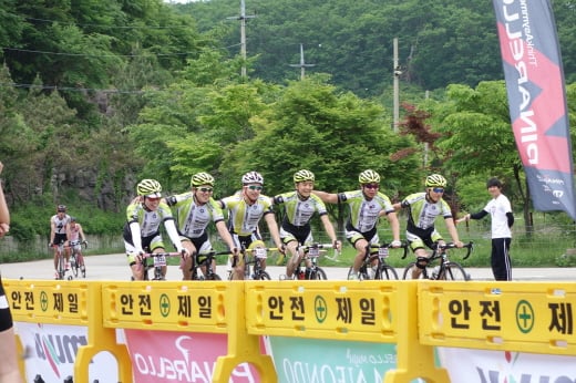 팀원들과 적성산 골인지점에 들어서는 스윗라이프팀/사진=이고운 객원기자