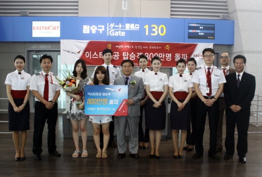800만번째 탑승고객 조은선씨(좌측에서 네 번째)와 이스타항공 관계자들이 인천공항 이스타항공 방콕행 탑승게이트에서 기념사진을 촬영하고 있다.