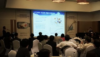 서울 삼성동 그랜드 인터컨티넨탈 호텔에서 개최된 대웅제약 ‘조영제 심포지엄’에 참석한 국내 영상의학과 관련 교수들이 발표를 경청하고 있다.