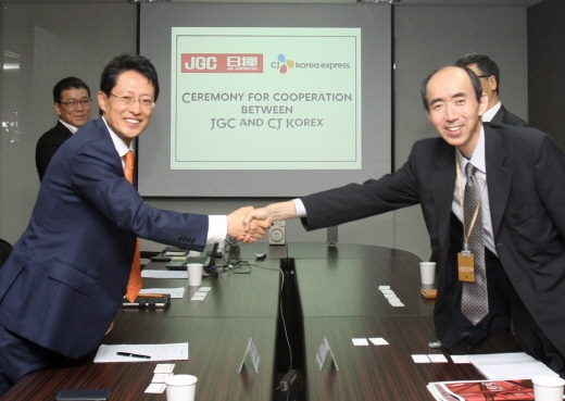 지난 20일 서울 쌍림동 CJ제일제당 센터 9층 회의실에서 최원혁 CJ대한통운 포워딩본부장(왼쪽)이 JGC 관계자와 악수를 나누고 있다.