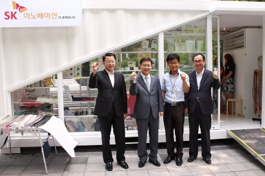 지난 1일 사회적 기업 팝업스토어 행사장을 방문한 정진옥 사회복지공동모금회 본부장, 구자영 SK이노베이션 부회장, 조병인 강남장애인복지관 사무국장, 김정기 SK이노베이션 홍보실장(왼쪽부터 차례로)이 행사의 성공적 론칭을 자축하고 있다.