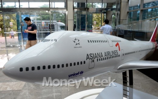 6일(현지시간) 오전 미국 샌프란시스코 공항에서 아시아나항공 214편 B777-200 여객기가 착륙하다 활주로에 충돌하는 사고가 발생했다. 사진은 서울 오쇠동 아시아나항공 본사에 전시돼 있는 항공기 모형.(서울=뉴스1 박정호 기자)