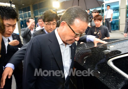 윤영두 아시아나 사장이 지난 8일 오후 서울시 강서구 아시아나항공 본사에 마련된 기자실에서 샌프란시스코 국제공항 착륙 중 충돌사고를 일으킨 OZ 214편 여객기와 관련, 진행상황 브리핑을 마친 뒤 차량으로 이동하고 있다.(서울=뉴스1 최영호 기자)