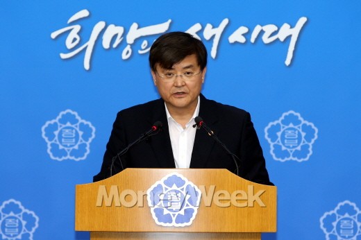 서승환 국토교통부장관이 24일 오전 정부서울청사 별관에서 수도권 지역의 주택공급물량을 줄이고, 미분양주택을 임대주택으로 전환하는 내용의 4.1부동산대책 실효성 제고를 위한 세부 실행방안을 발표하고 있다.(서울=뉴스1 이광호 기자)