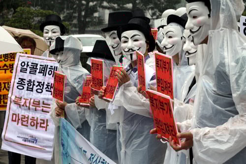 한국음주문화연구센터(이하 카프재단)과 카프병원 정상화와 알코올 치료공공성 확보를 위한 시민대책위원회 회원들이 5일 오전 서울 종로구 계동 보건복지부 앞에서 ‘카프 정상화와 재단의 통합적 기능 유지 보장 및 공공기관 전환과 알코올 폐해 정책수립 촉구’기자회견을 하고 있다.(사진=뉴스1 이광호 기자)