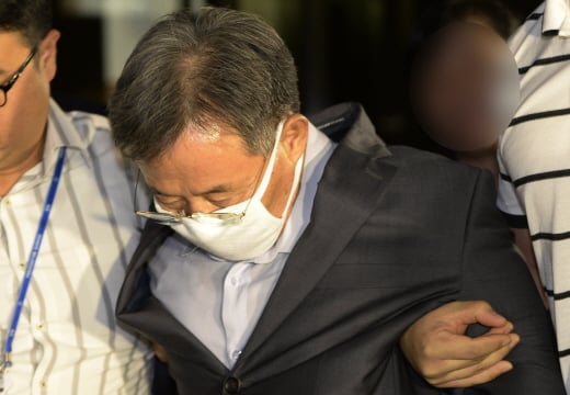‘여대생 공기총 청부 살해사건’ 주범인 윤길자씨의 형집행정지를 도운 혐의로 구속영장이 발부된 남편 류모 영남제분 회장이 3일 오후 서울 마포구 서울서부지방검찰청을 나서고 있다.(서울=뉴스1 박지혜 기자)