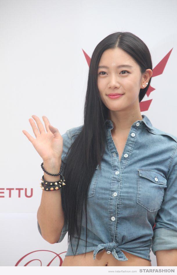 [MW사진] 클라라, 데님 셔츠도 스타일리시하게...