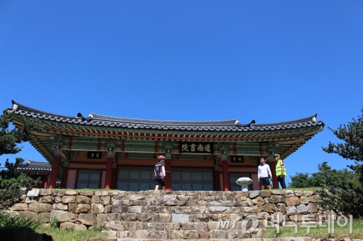 봉땅 대사(우측)가 종주 일행으로부터 도남서원의 유래를 전해듣고 있다./사진=박정웅 기자
