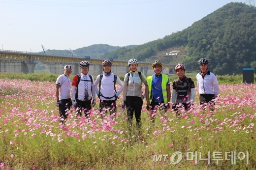 봉땅 대사(오른쪽 세번째)와 국토종주 일행이 코스모스가 활짝 핀 달성보를 찾았다./사진=박정웅 기자