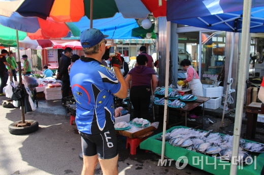 현풍시장 정취를 사진에 담는 봉땅 대사/사진=박정웅 기자