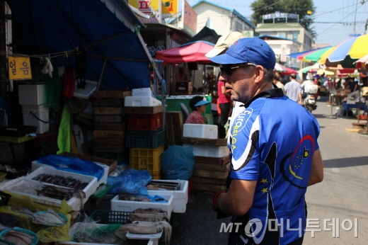 봉땅 대사가 어물전 등 현풍시장 곳곳을 살피고 있다./사진=박정웅 기자