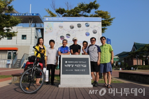 4박5일 자전거 국토종주를 마친 봉땅 대사(왼쪽 세번째)와 일행/사진=박정웅 기자