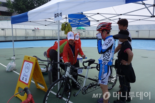 심판위원들이 시각장애인 경기용 탠덤바이크를 검차하고 있다./사진=이고운 기자