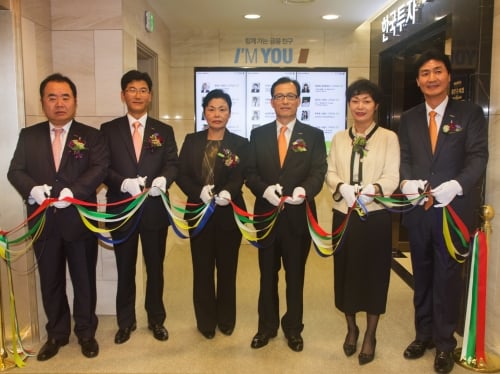 ▲ 한국투자증권은 1일 차별화된 자산관리 제공과 고객 접근성을 높이기 위해 삼성동PB센터를 이전 오픈 했다고 밝혔다. 사진 왼쪽부터 한기대 강동지역본부장, 김영중 노조위원장, 장명 고객, 김정관 부사장, 장선 고객, 조현열 삼성동PB센터 지점장.