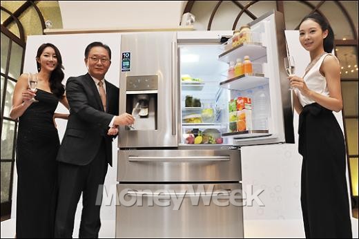 엄영훈 삼성전자 부사장(왼쪽 두 번째)↑