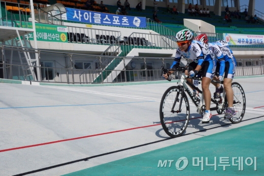 역주하는 이고운 기자와 심재경 선수/사진=경기도사이클연맹