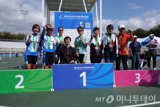 시상대에 선 이고운 기자(왼쪽 첫번째)와 심재경 선수/사진=경기도사이클연맹
