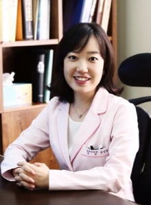 [정선경의 한방탈모치료이야기(66)] 여성정수리 머리숱 풍성하게 유지하고 싶다면