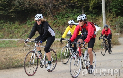 지인들과 즐거운 자전거여행에 나선 스티븐스 전 대사(좌측)/사진=박정웅 기자
